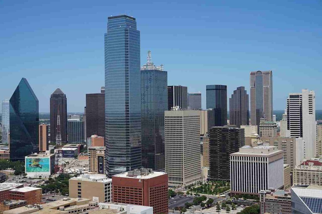 Skyline of Dallas, TX showcasing buildings